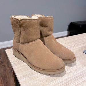 UGG BOOT | tan heeled boot | size 10 | fleece